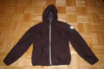 À vendre 1 manteau coupe-vent noir pour femmes grandeur 6 ans. Il est de bonne qualité et est en par...
