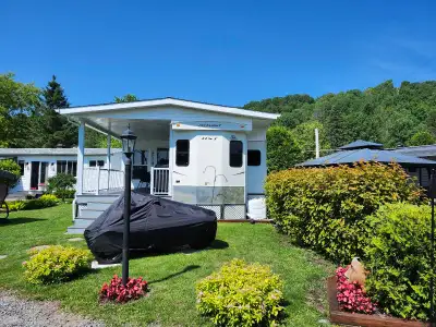 Roulotte de parc avec verrière. L'Anse aux Bouleaux est une copropriété au bord de l'eau(Lac Simon/B...