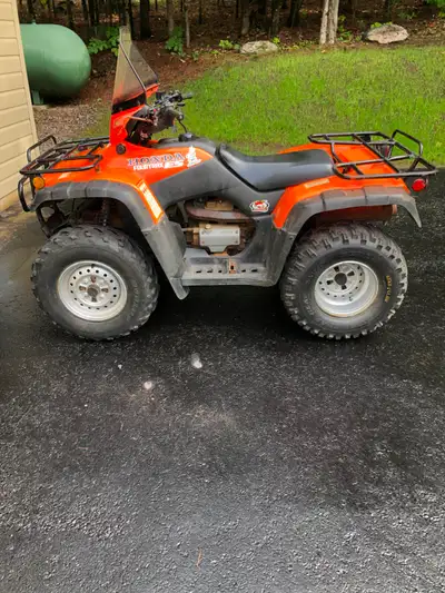 This 2000 Honda TRX 350 ES Rancher 4X4 is a reliable workhorse featuring a 350cc engine, electronic...
