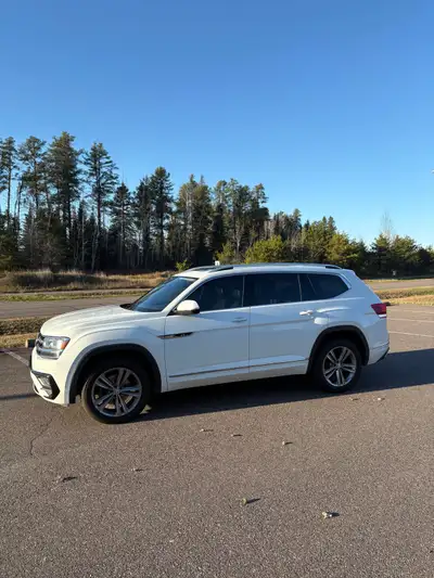 2018 Volkswagen Atlas Execline R-Line in excellent condition with brand new all season tires and bra...