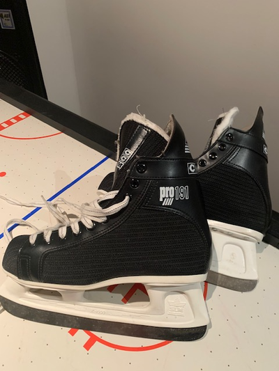 Men's Ice skates - CCM size 8, View more