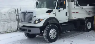 2012 INTERNATIONAL 7500 series c/w dump box. All in excellent condition, rarely used. Located Winter...