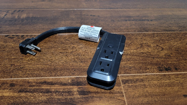 Portable 4 outlet power bar - Compact for easy travel in General Electronics in Oakville / Halton Region