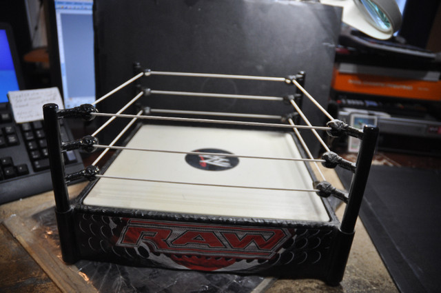 Wrestling Ring toy figure version 2 RAW With Spring Loaded WWE dans Art et objets de collection  à Victoriaville - Image 3