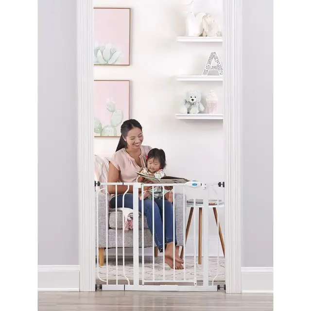 REGALO EASY OPEN EXTENDABLE EXTRA WIDE SAFTEY GATE - 29" - 47"  in Gates, Monitors & Safety in Barrie - Image 4