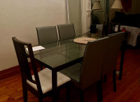 Table en vitre + 4 chaises en cuir
