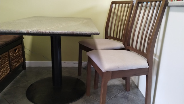 Ensemble de Table en Granit et 2 chaises dans Mobilier de salle à manger et cuisine  à Ville de Montréal - Image 3
