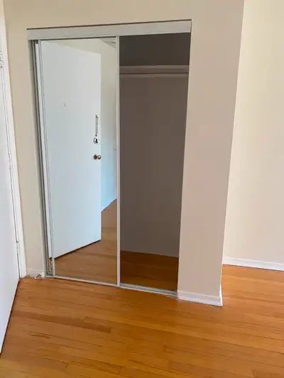 CLEAN & SPACIOUS 3.5 CLOSE TO WATER + AIRPORT. HEAT + H/W INCLUD