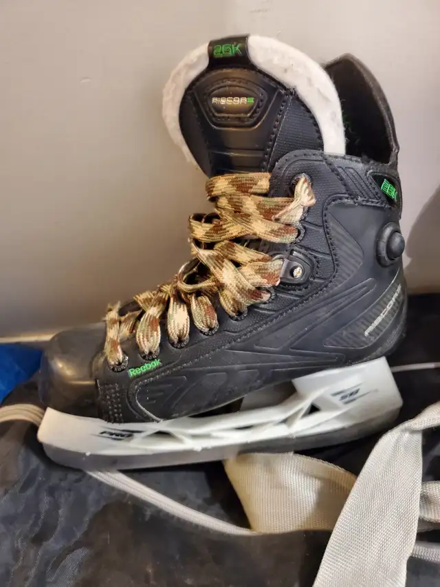 Kids / Youth Size 4 - Reebok Ribcore 26K Hockey Skate in Hockey in Winnipeg - Image 4