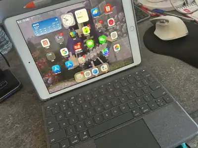 Apple iPad 8 128g+logi combo touch + logi crayon, View more