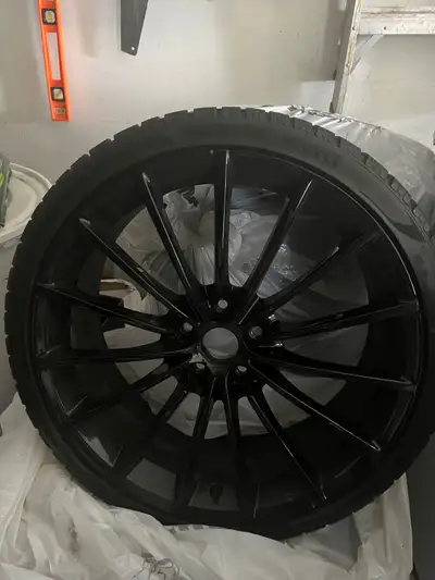 Mclaren GT original equipment manufactured Winter rims and tire set 225/35R20 front 295/30 R21 rears...