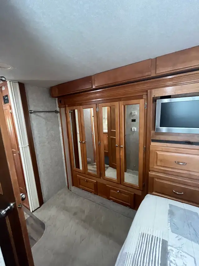 Gulf Stream Diesel Pusher Motorhome in RVs & Motorhomes in Medicine Hat - Image 7