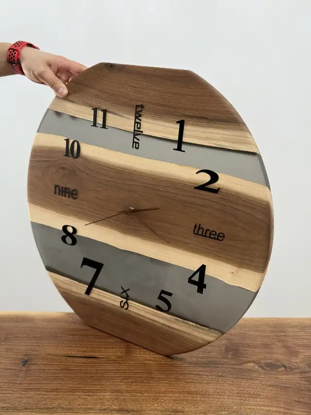 handmade wall clock with resin  in Home Décor & Accents in Markham / York Region - Image 7