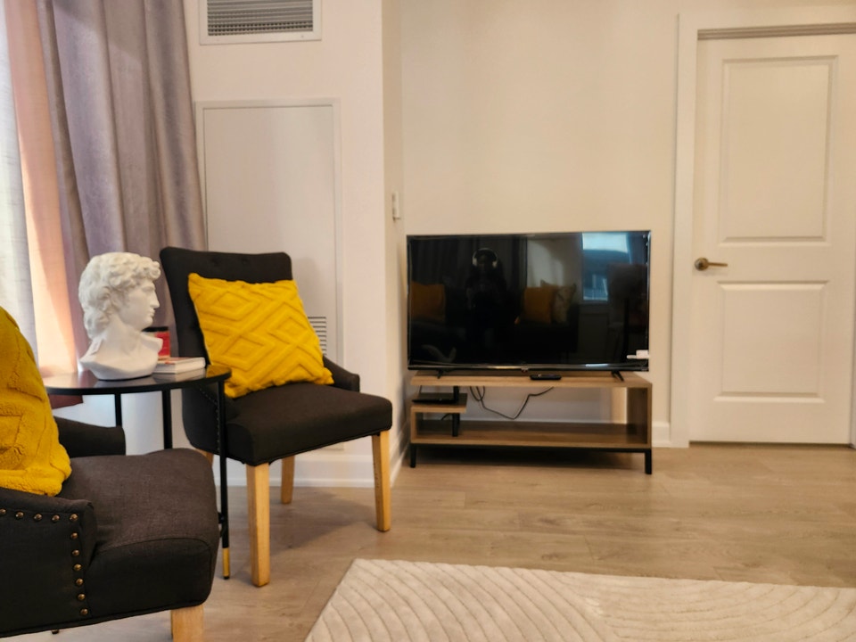 2 bedroom + 1 bathroom Condo in Oakville (Dundas - Trafalgar) 3