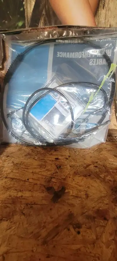 J'ai un câble de clutch qui était sur mon FLH 2009. 35$ 819-534-3742