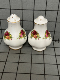 Salt & pepper shaker Old Country Roses Royal Albert England Bone