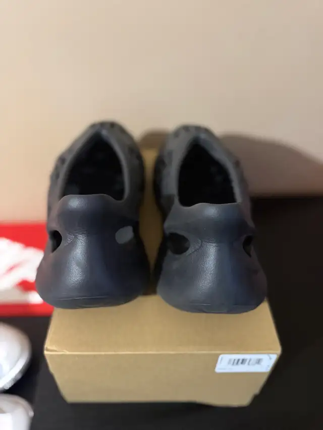 Yeezy Adidas Foam Runner “Onyx” - Size 12 Mens (Used) in Men's Shoes in Ottawa - Image 5