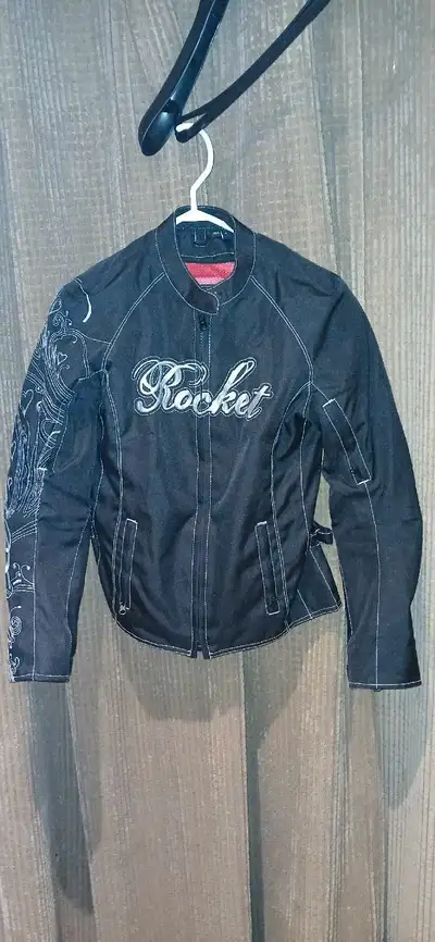 Ladies motorcycle jacket Joe Rocket Size small As new Full armor