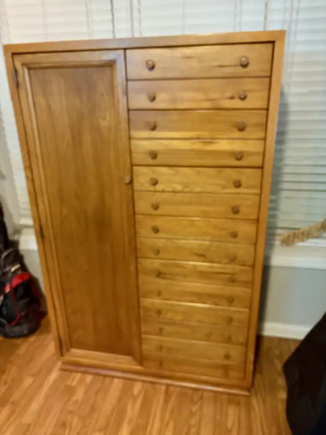 Tall Stand Up Dresser in Dressers & Wardrobes in Oakville / Halton Region - Image 6