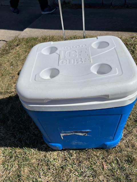 IGLOO LARGE CAMPING COOLER  ON WHEELS in Fishing, Camping & Outdoors in Sault Ste. Marie - Image 3