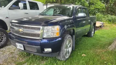 Low kms for the year. Leather seats, DVD player, sunroof, power locks /seats /windows. Needs tailgat...