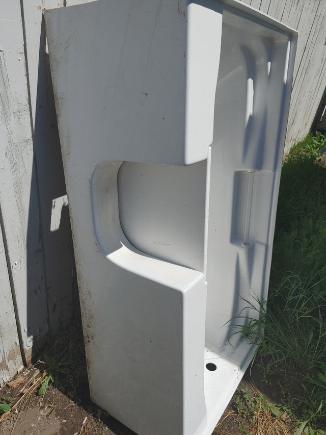 5' Walk in tub Plumbing, Sinks, Toilets & Showers Lethbridge Kijiji