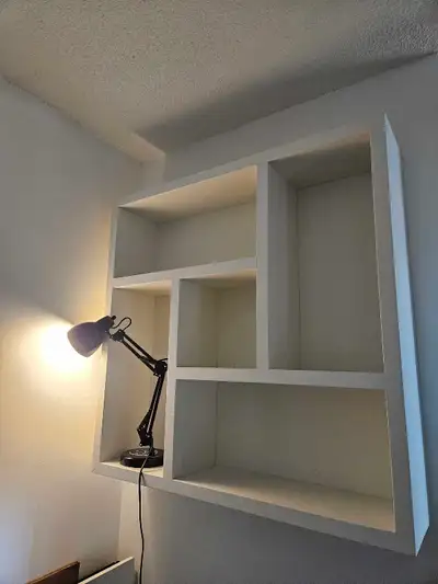 Floating book shelf In good condition. Pick up only