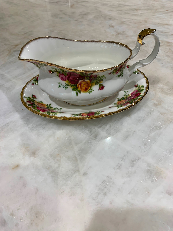 Old country roses gravy set in Arts & Collectibles in Markham / York Region
