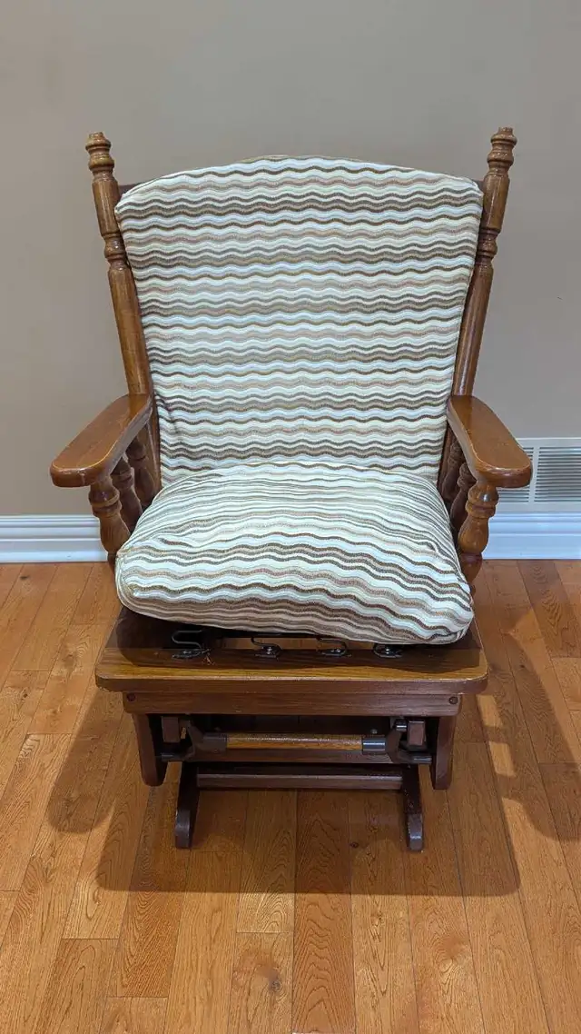 Glider Rocking Chair in Chairs & Recliners in City of Toronto - Image 4