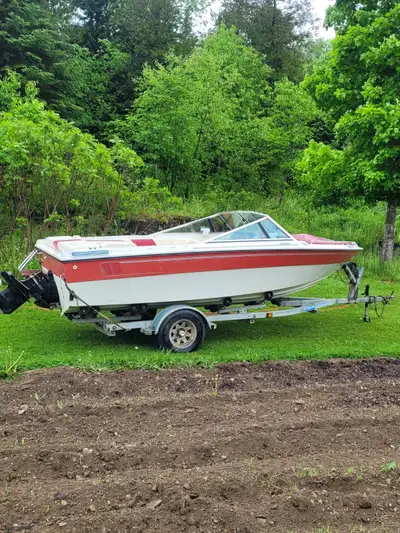 4.3 liter mercruiser, new interior 4 years ago lots of new parts, rebuilt alternator and starter. Tr...