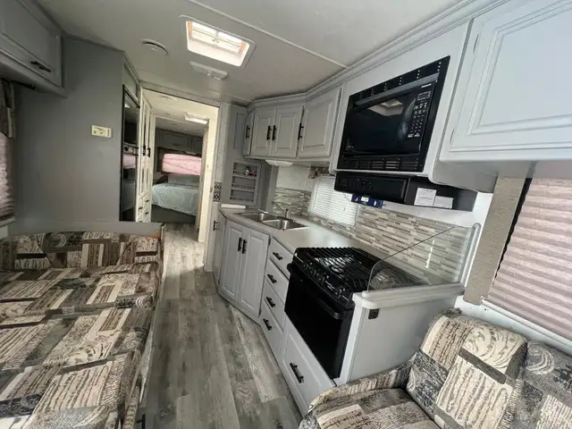 2002 Thor RV For Sale in RVs & Motorhomes in Fort McMurray - Image 11