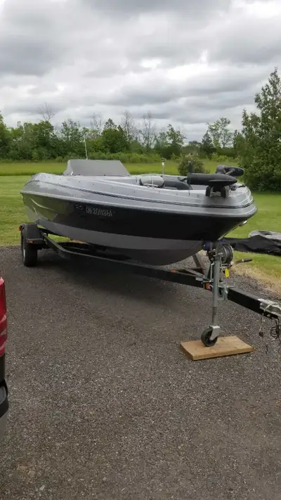 2010 Fincraft boat 1 owner bought new 17 foot with live well radio am FM CD fish finder and depth fi...