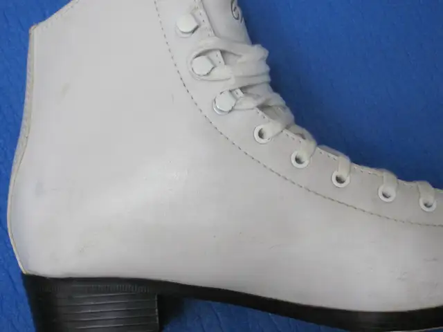 ESPRIT New Women's Skates Size-10.5 (Inner Length 26.5cm/ 10.4'' in Skates & Blades in Muskoka - Image 5