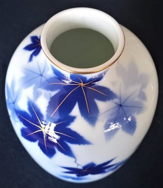 RARE Mint Vintage Japanese Fukagawa Porcelain Cobalt Koi Vase! in Arts & Collectibles in London - Image 2