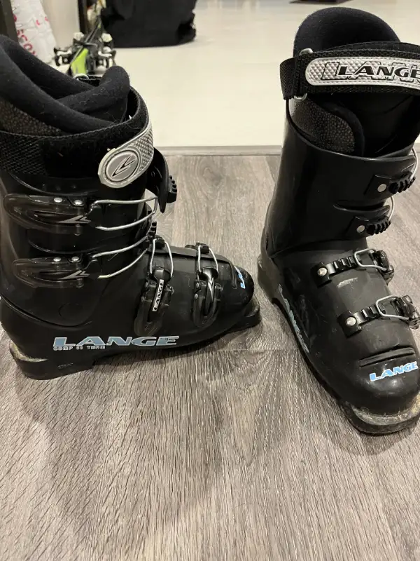 Ski boots, helmet, skis, gloves in Ski in Oakville / Halton Region - Image 4