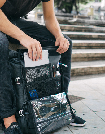 peloton    asphalt backpack 30-45L    + phone pouch dans Autre  à Ville de Montréal - Image 3