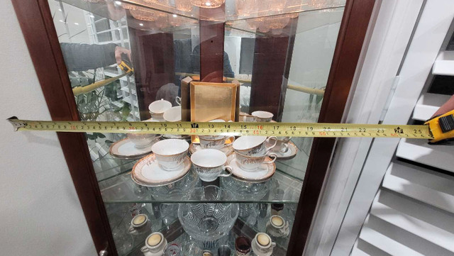Corner Curio Cabinet in Hutches & Display Cabinets in Oakville / Halton Region - Image 4