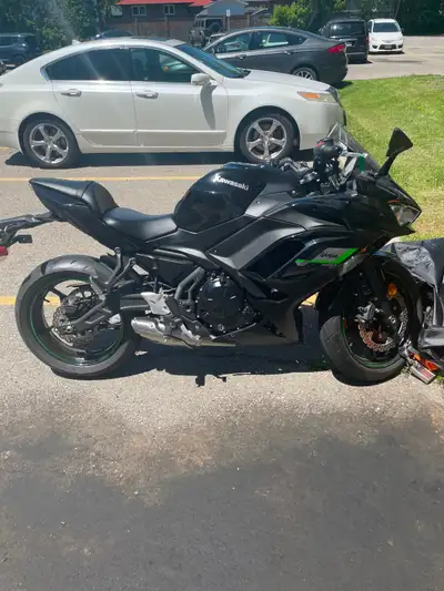 2025 Kawasaki Ninja 650 ABS, only 320 kilometers. breaking in right now, two year unlimited warranty...
