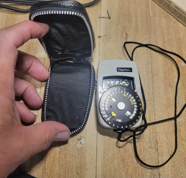 Vintage Capitol D-III Light meter in excellent shape, untested  in Arts & Collectibles in Windsor Region - Image 7