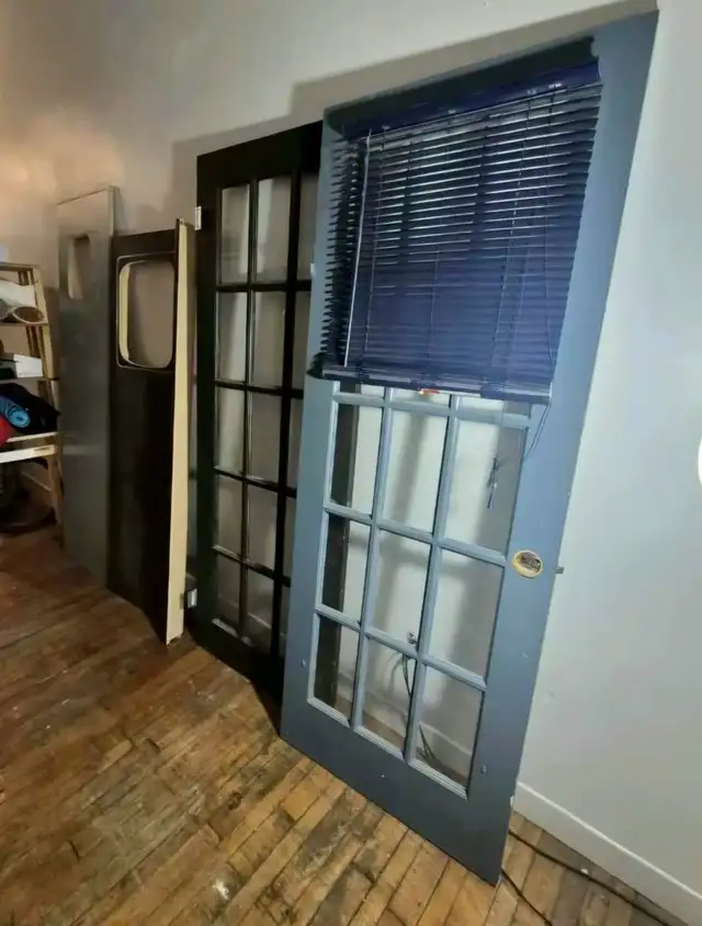 Portes d'intérieurs avec fenêtre (x2) in Windows, Doors & Trim in City of Montréal - Image 2