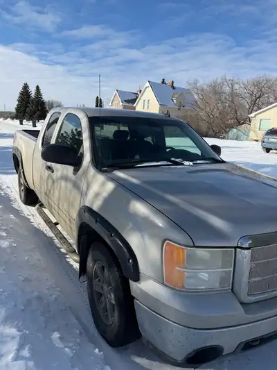 2007 gmc sierra 1500 New radiator and thermostat New battery Truck runs and drives fine Check engine...