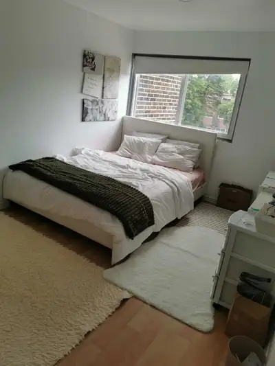 Room at the second floor of town house at Red Robinway ( Finch and Bathurst). Single female only. Sh...