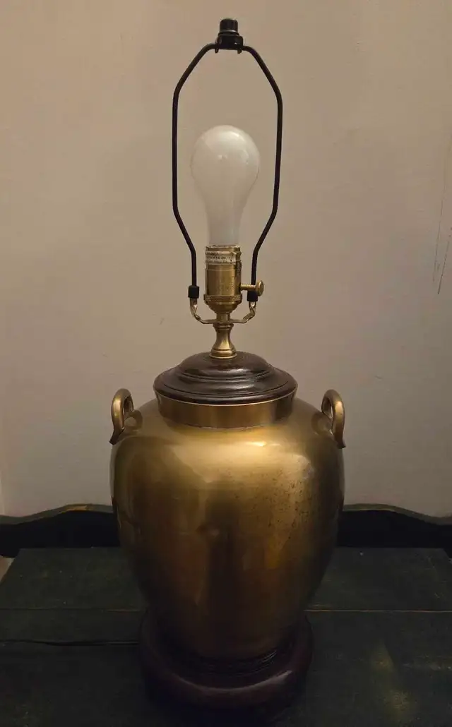 Vintage Wildwood brass table lamp (USA) in Indoor Lighting & Fans in City of Toronto - Image 7