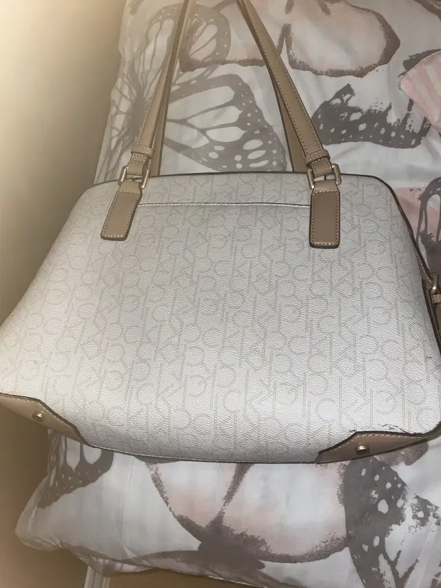 Calvin Klein purse/bag in Women's - Bags & Wallets in Mississauga / Peel Region - Image 3