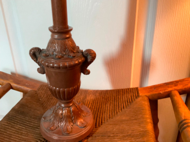 Lovely Vtg Table Lamp w an Ornate Wood Base and Satin Shade  in Indoor Lighting & Fans in Belleville - Image 2