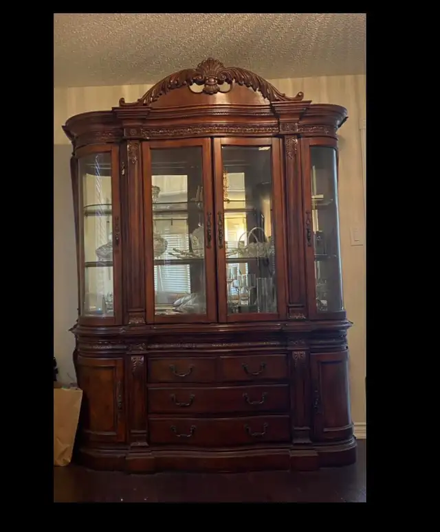 china cabinet in Hutches & Display Cabinets in City of Toronto - Image 3