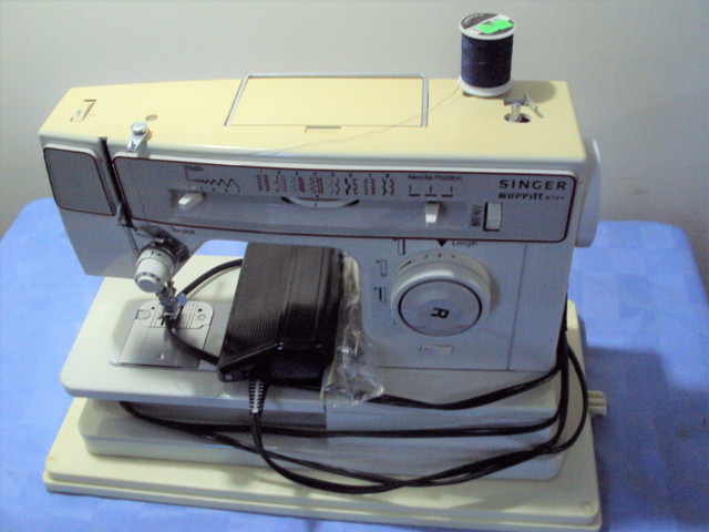 Singer Merrit 8734, Sewing Machine, Lots of Features, W/Case in Hobbies & Crafts in Parksville / Qualicum Beach - Image 2