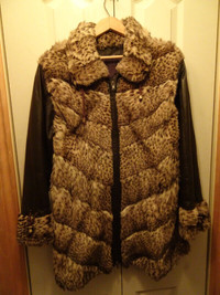 Manteau avec gants et bandeau en cuir et fourrure