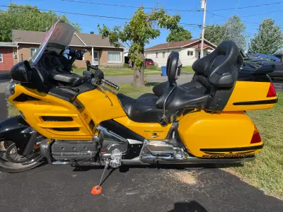 Je vends ma Honda Gold Wing 1800cc jaune, une moto de tourisme fiable et confortable, idéale pour le...