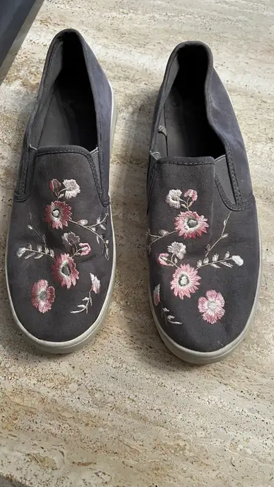 soulier gris  avec broderies, View more